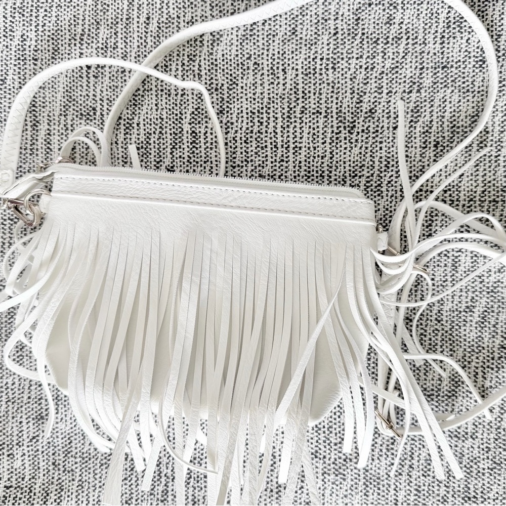 White Fringe Shoulder Bag like new Boho Chic & Versatile purse/crossbody